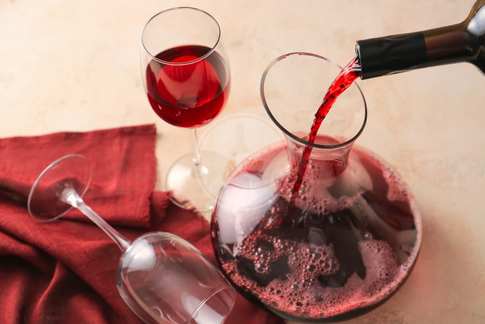 Decantare il Vino: Un Rito Enologico tra Tradizione e Scienza | Impeto ...