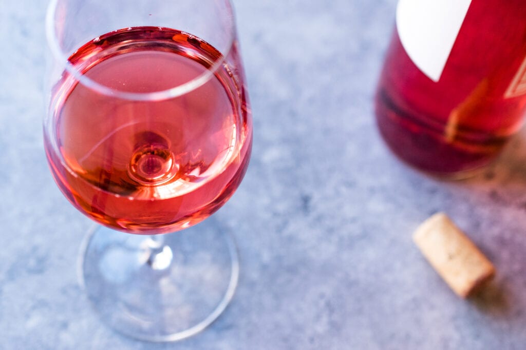 il cerasuolo fa parte dei vini rosati e mostra il suo colore intenso